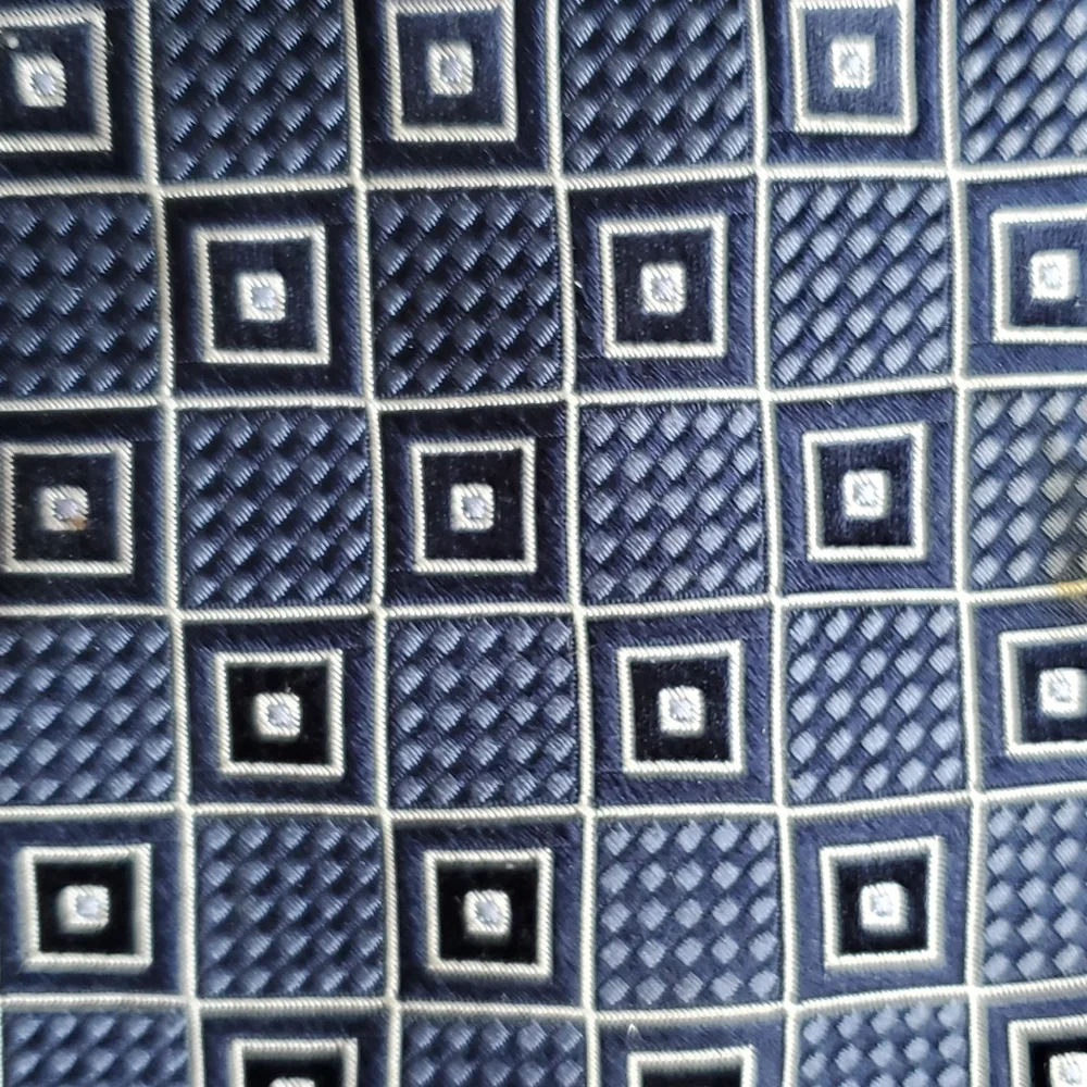 Kenneth Robert's platinum silk necktie - Picture 2 of 6